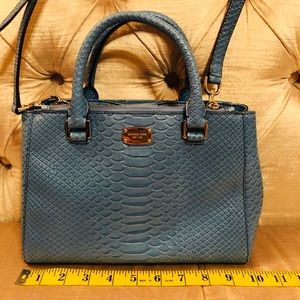 Cute Michael Kors crossbody with removable strap